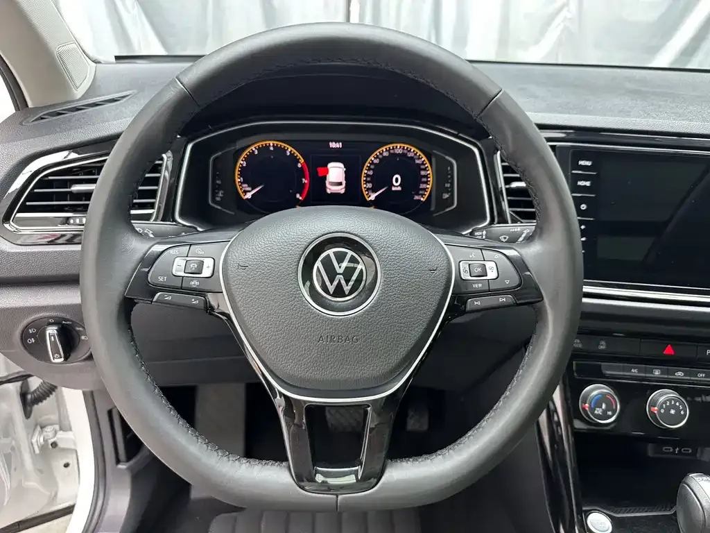 Volkswagen T-Roc — фото 9