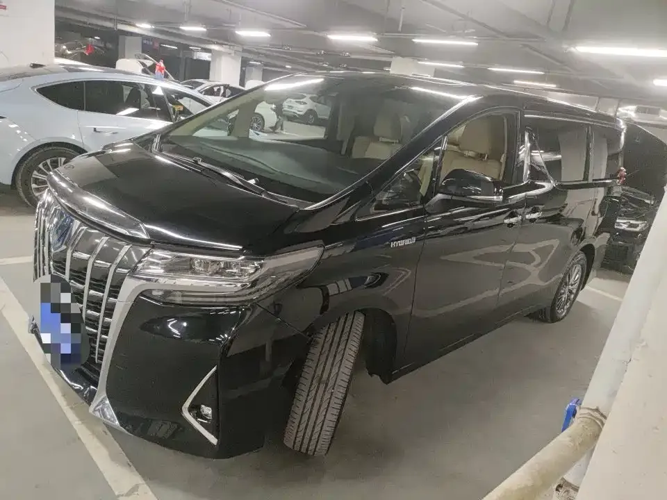 Toyota Alphard — фото 1