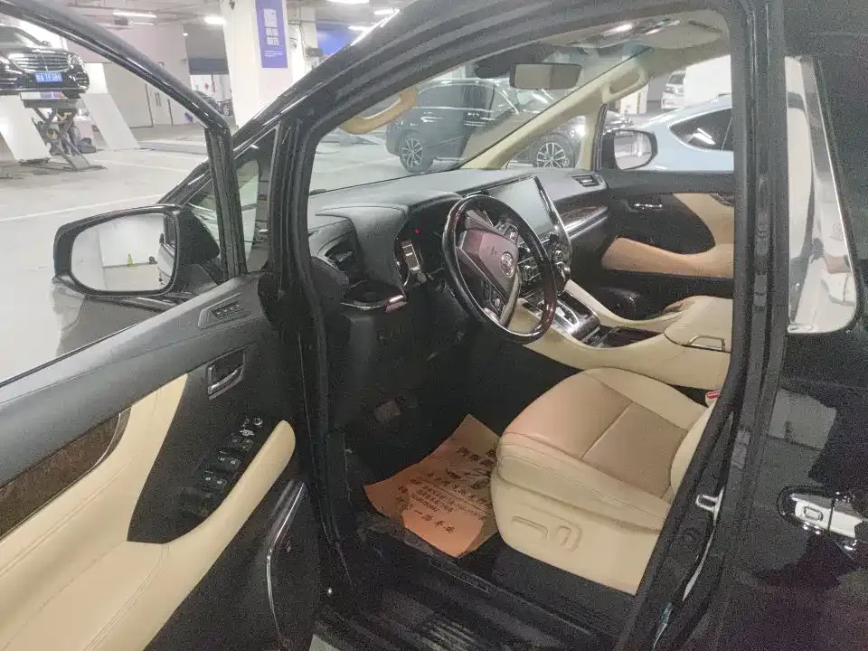 Toyota Alphard — фото 8