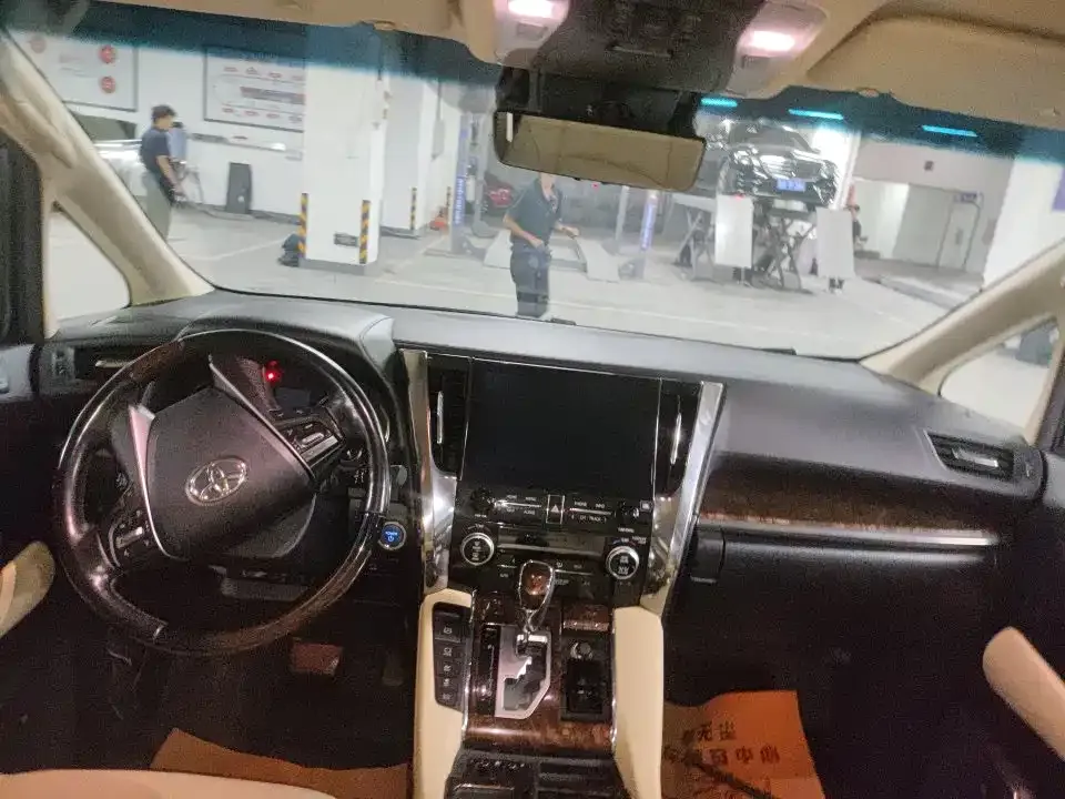 Toyota Alphard — фото 9