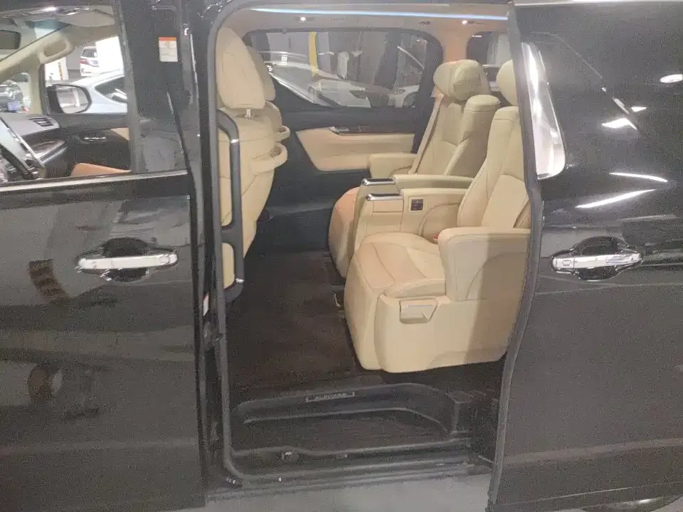Toyota Alphard — фото 3