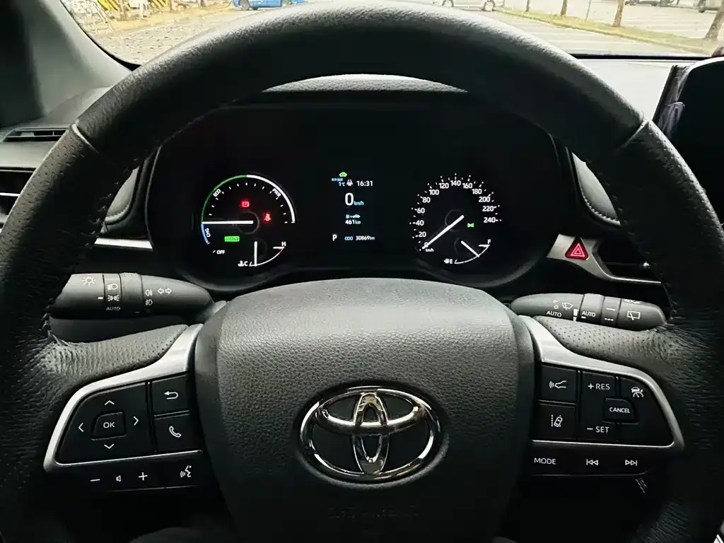 Toyota Granvia — фото 2