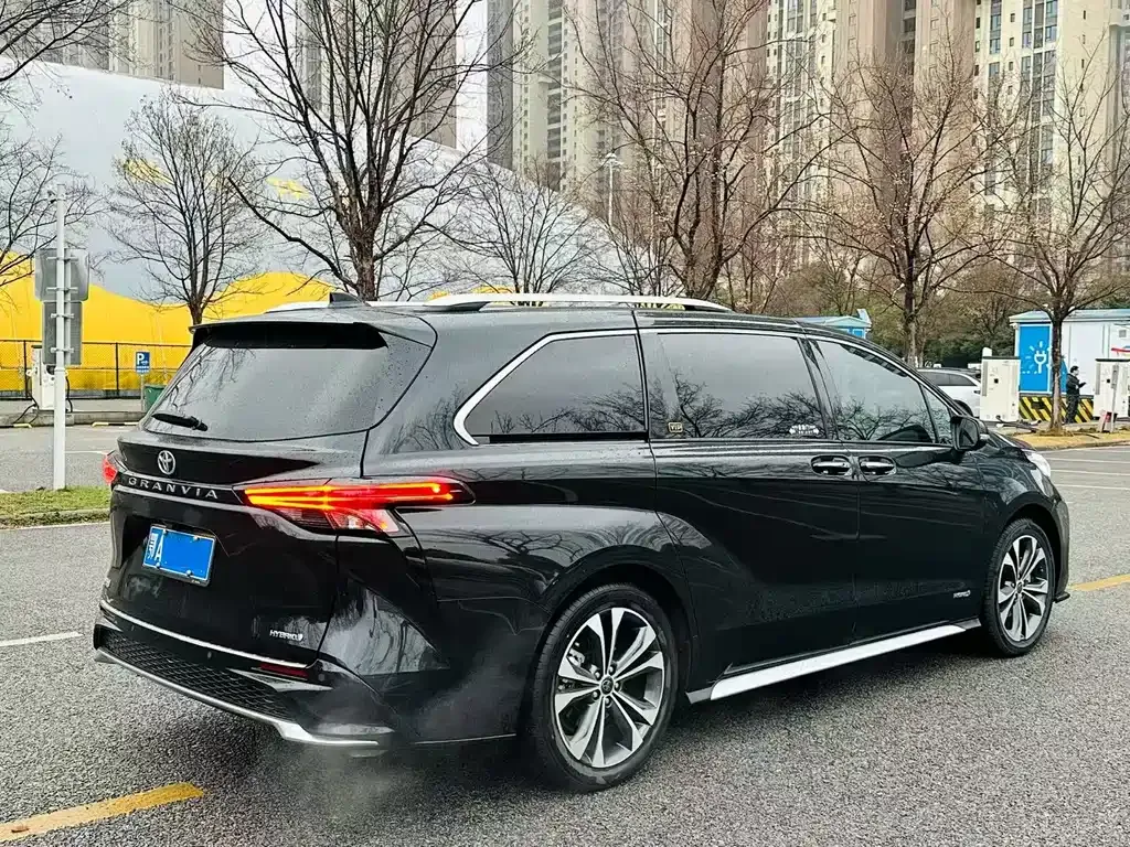 Toyota Granvia — фото 7