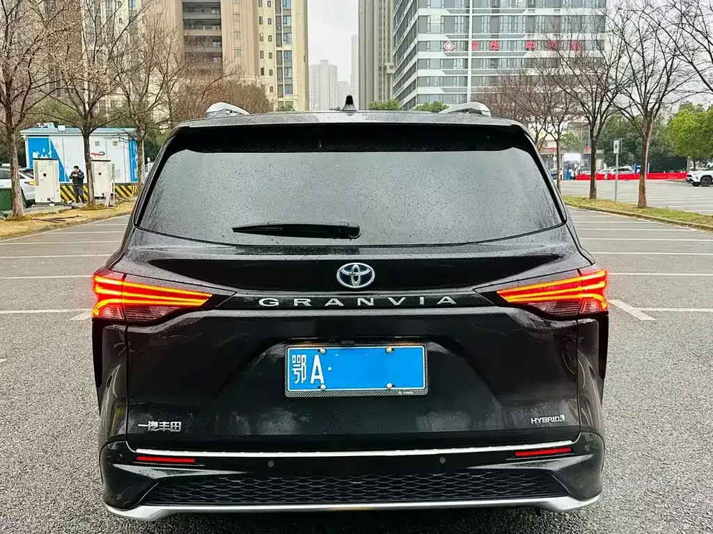Toyota Granvia — фото 4