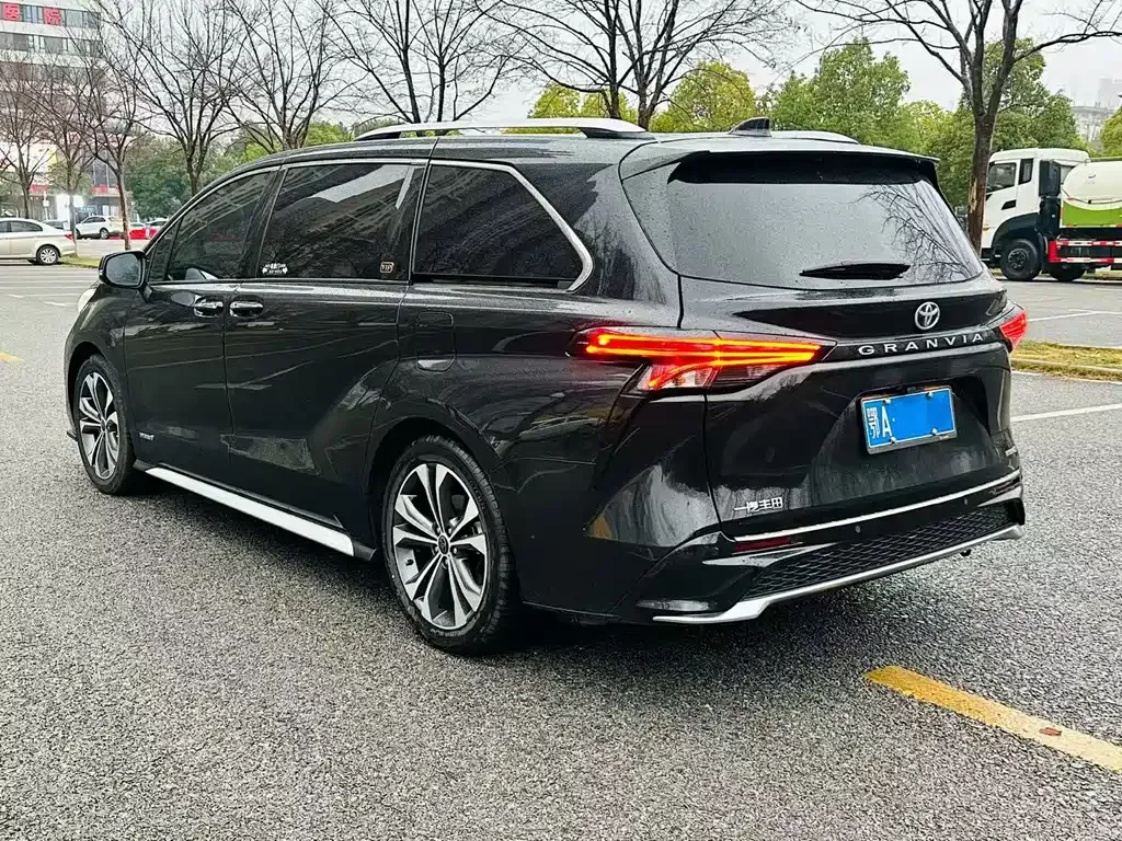 Toyota Granvia — фото 9