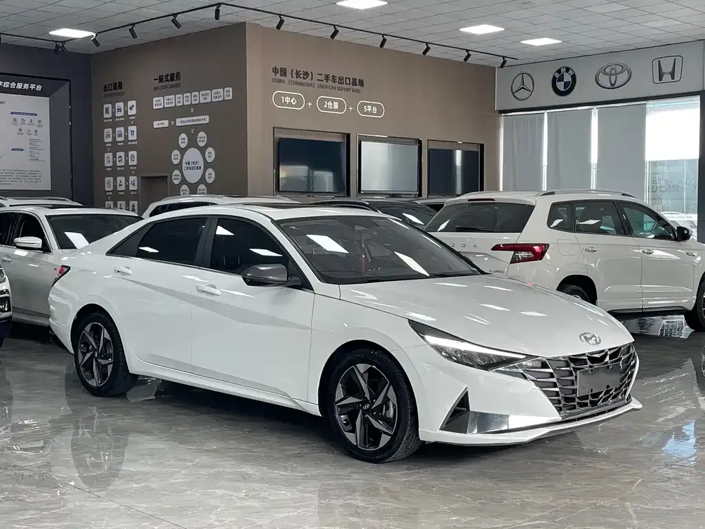 Hyundai Elantra — фото 3