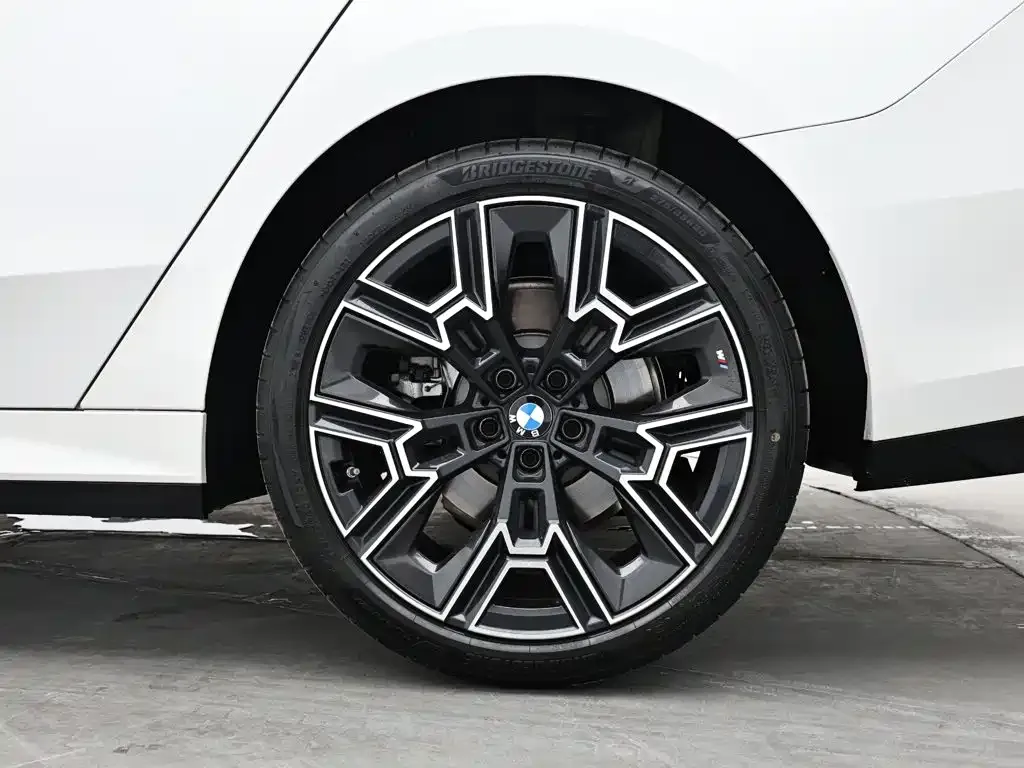 BMW 5 Series — фото 8
