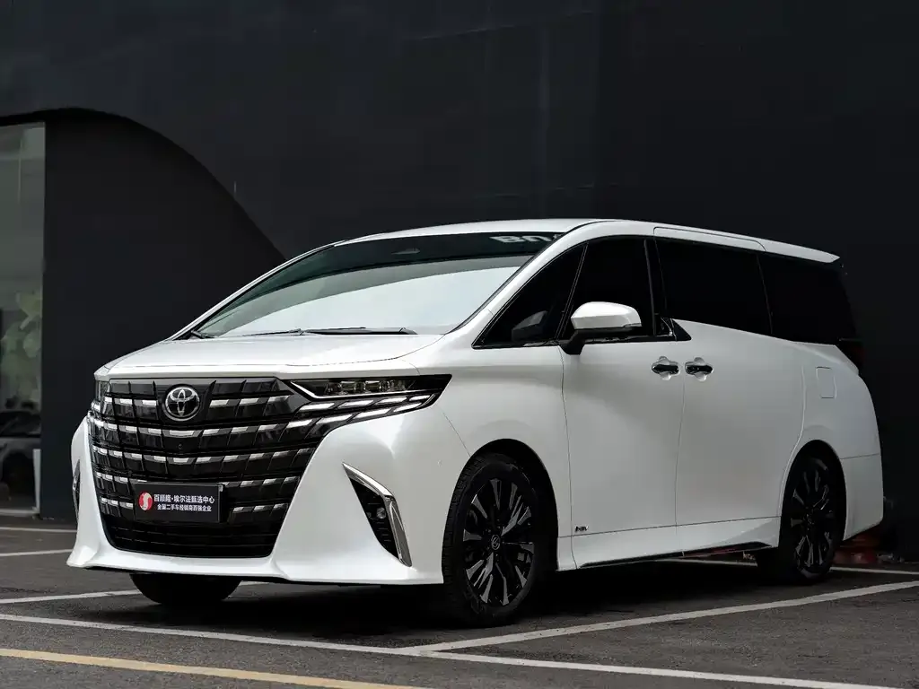 Toyota Alphard — фото 1