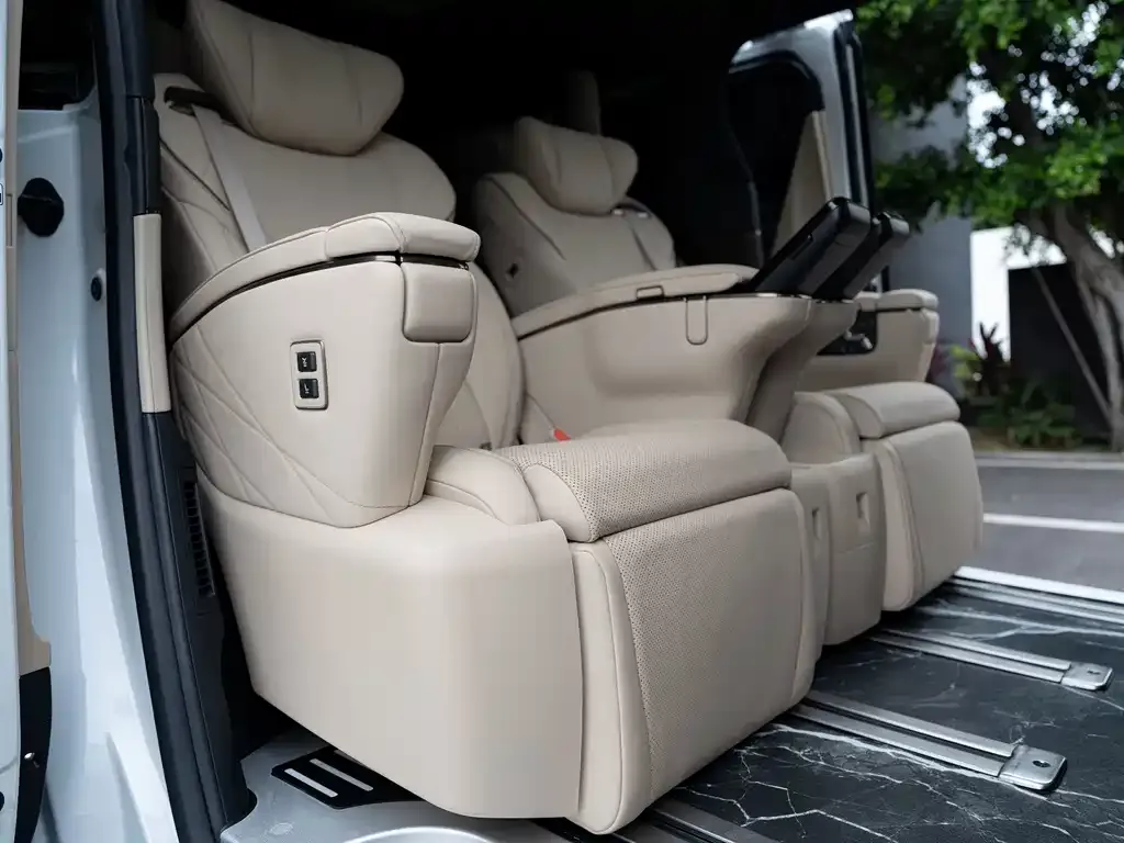 Toyota Alphard — фото 9