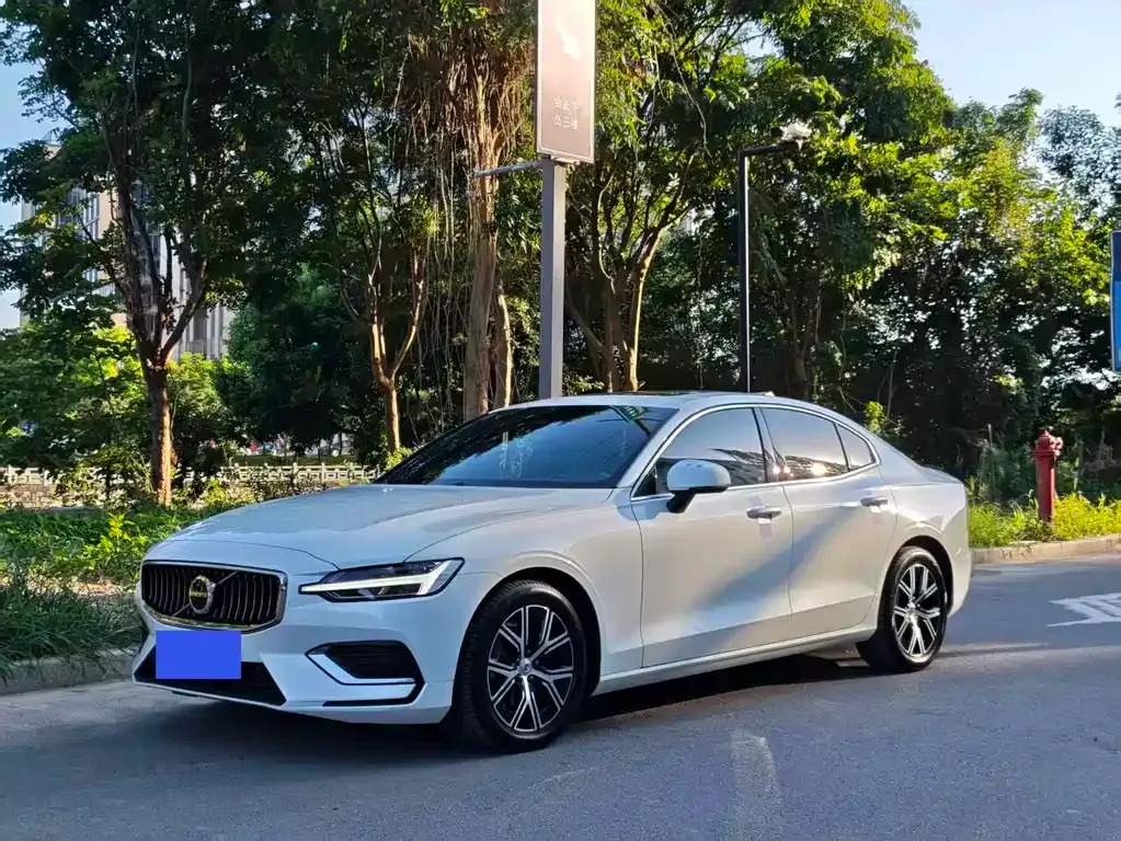 Volvo S60 — фото 1