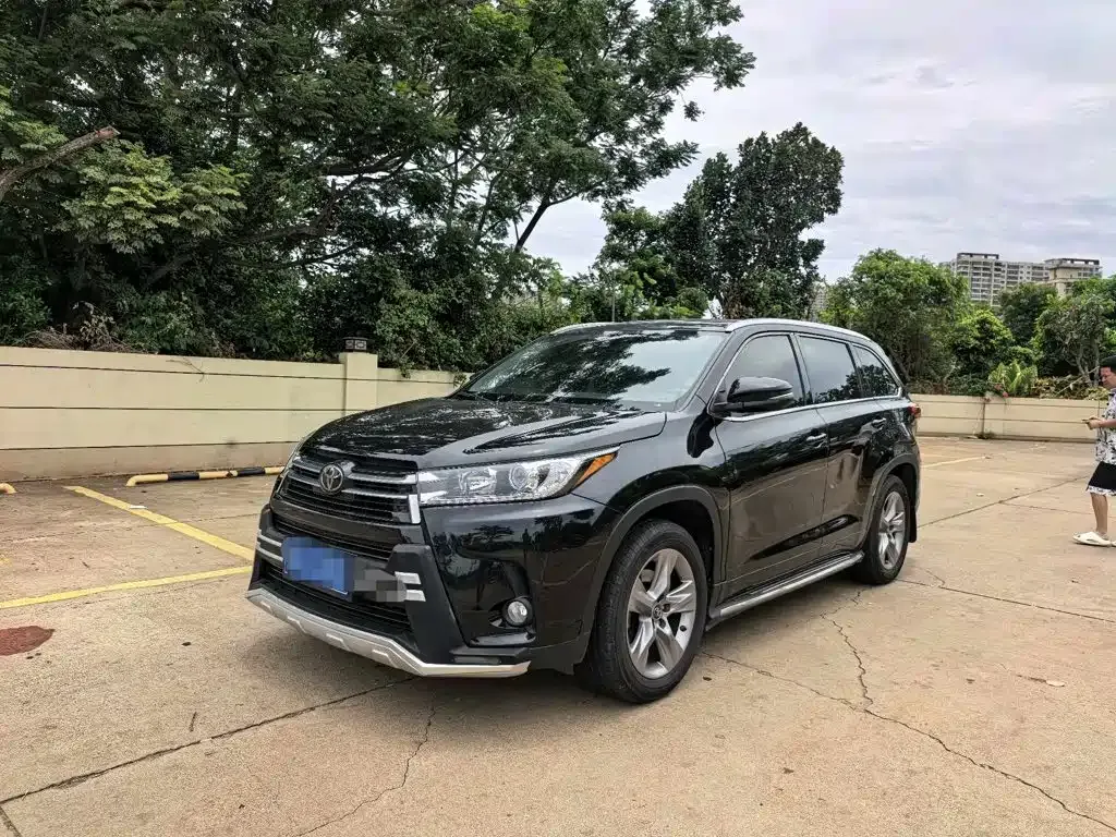 Toyota Highlander — фото 1