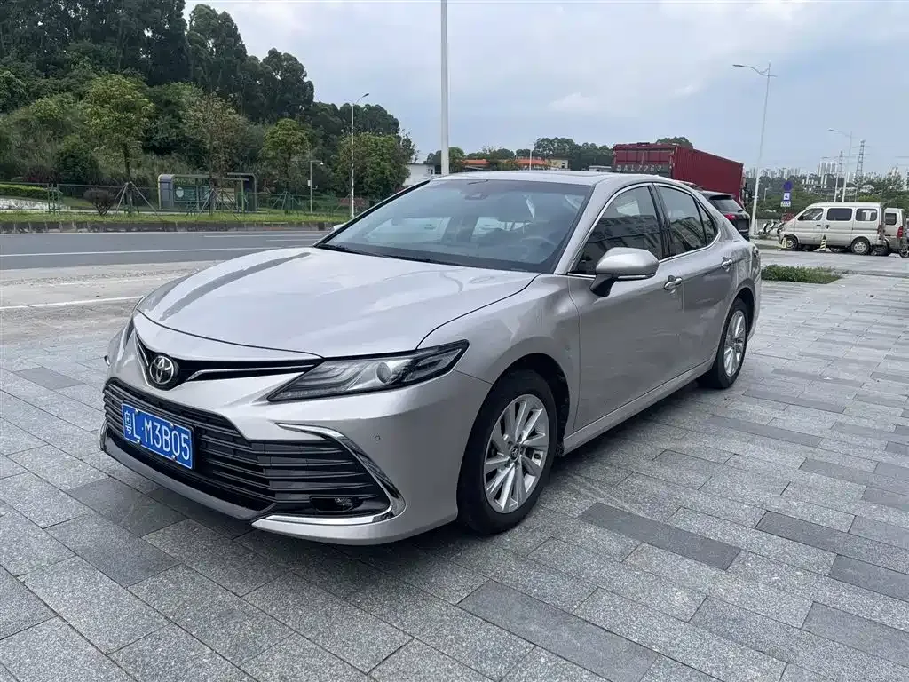 Toyota Camry — фото 1