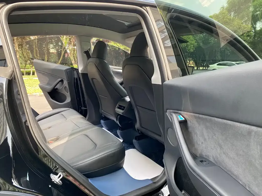 Tesla Model Y — фото 10