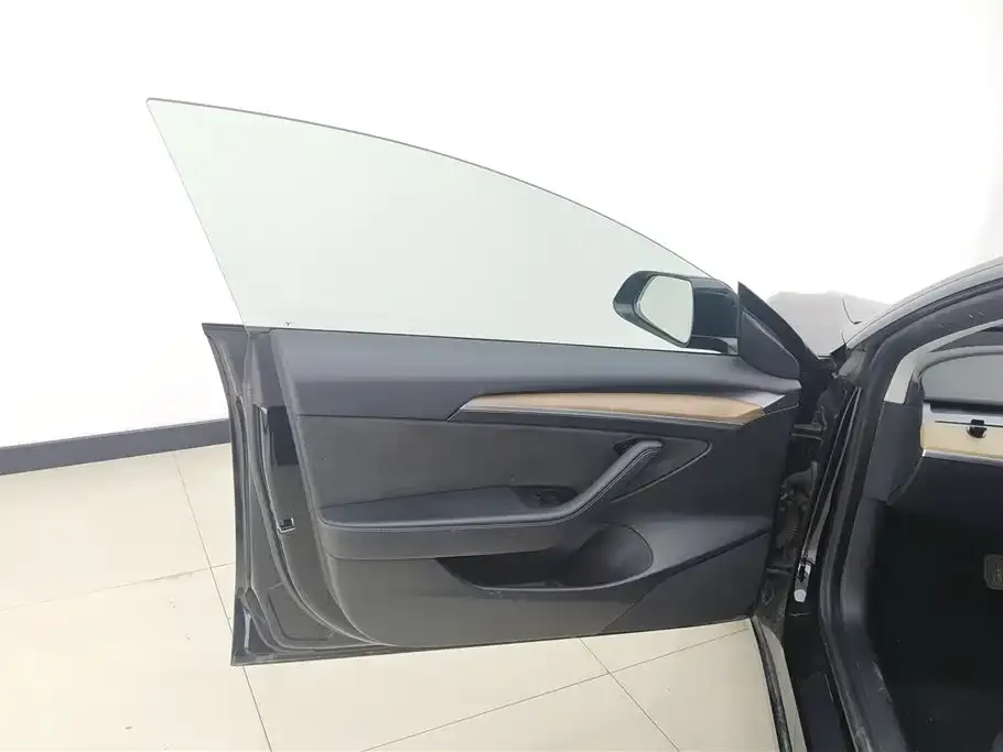 Tesla Model 3 — фото 3