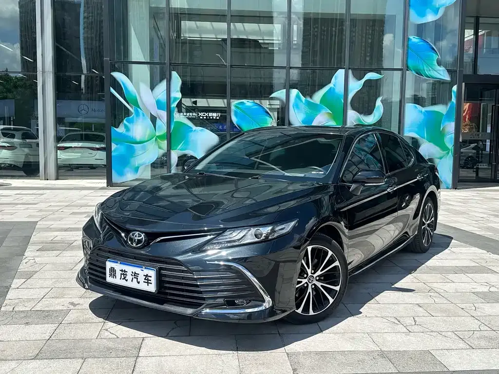 Toyota Camry — фото 1