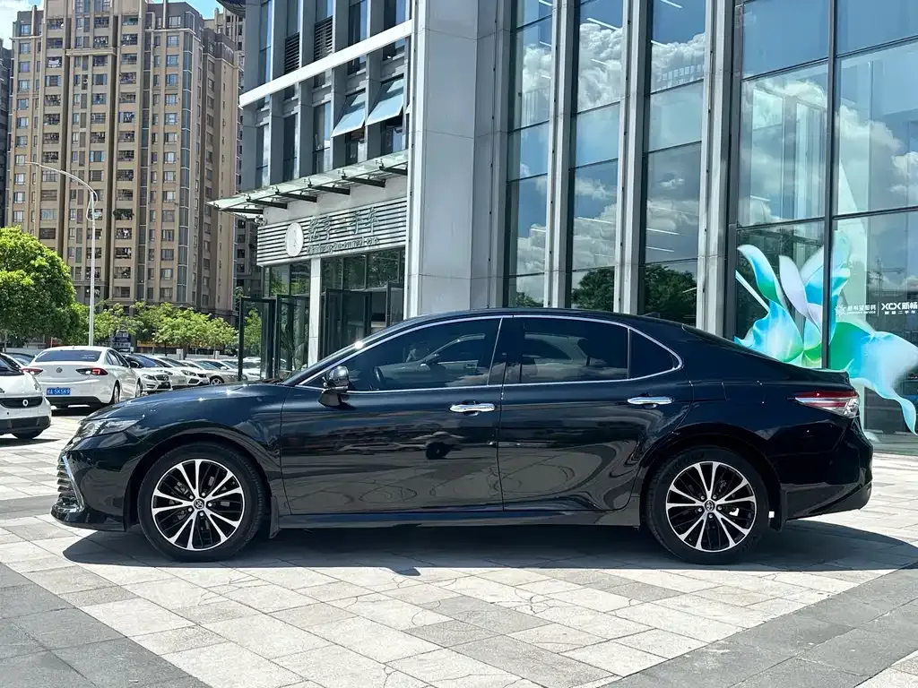 Toyota Camry — фото 2