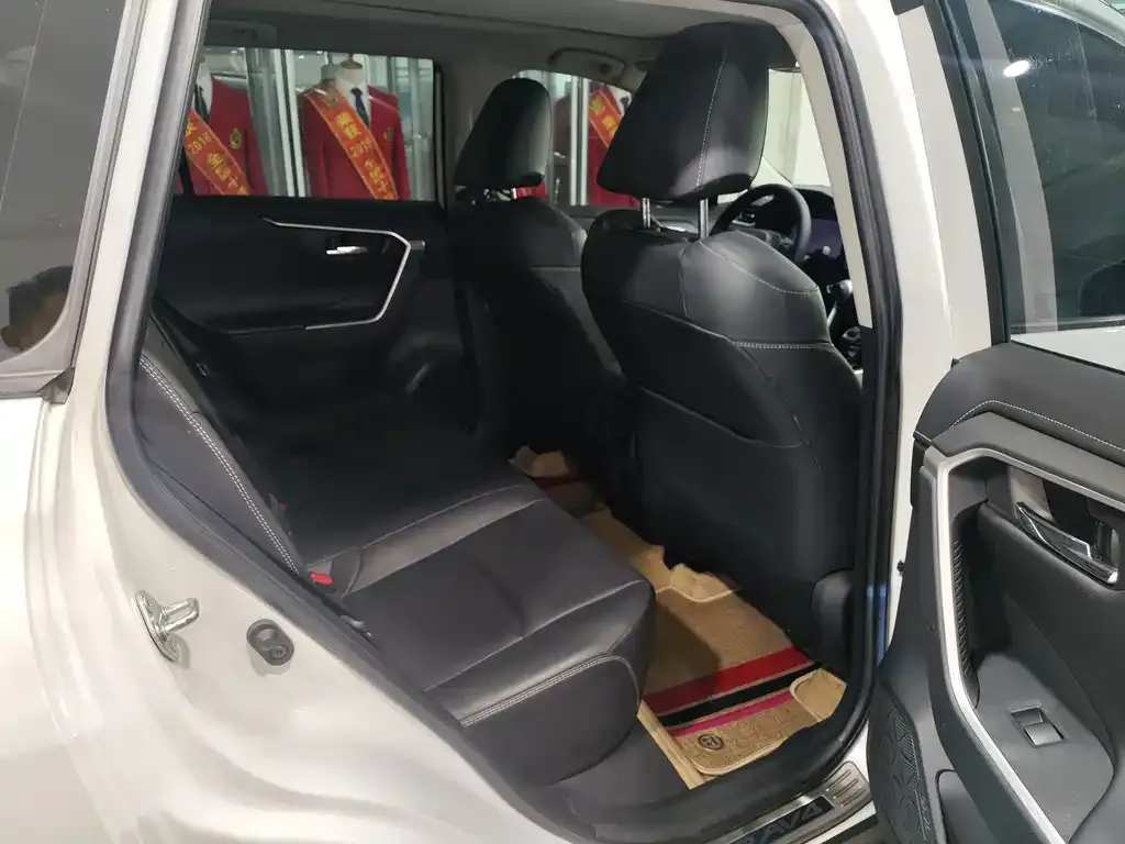 Toyota RAV4 — фото 9