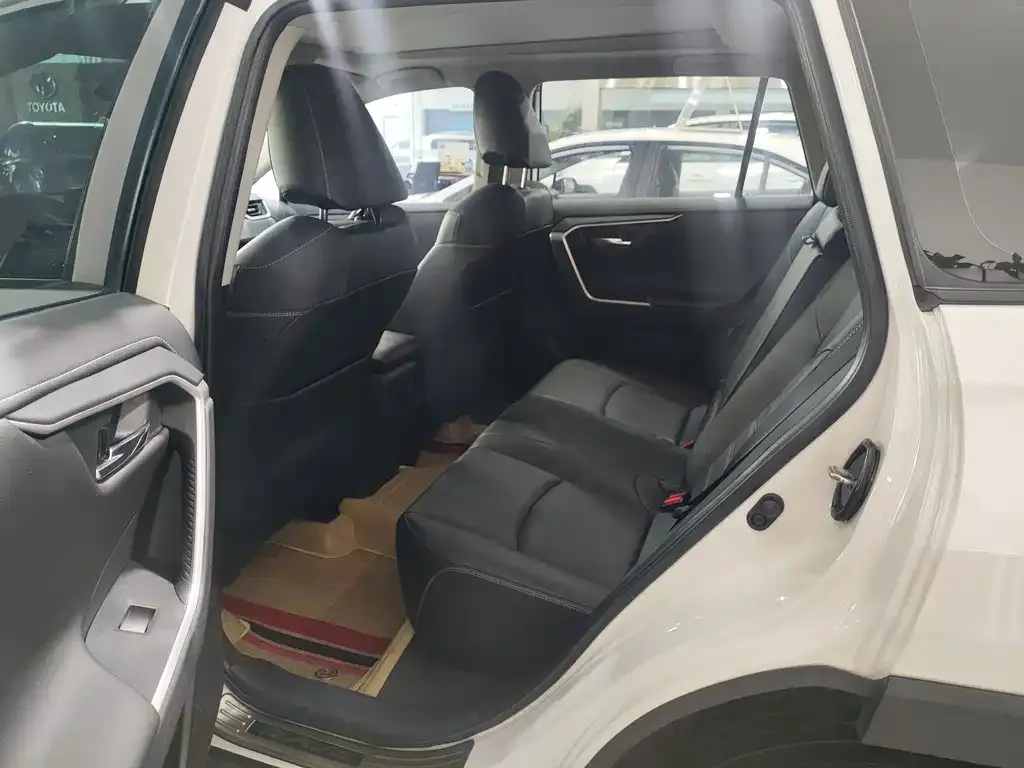 Toyota RAV4 — фото 4