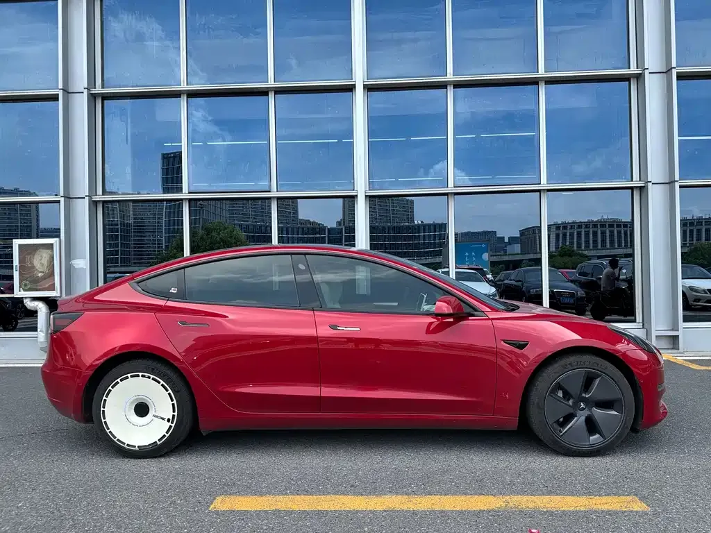 Tesla Model 3 — фото 3