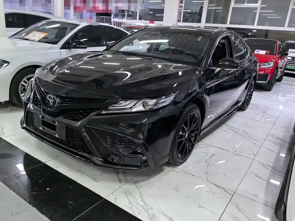 Toyota Camry — фото 1