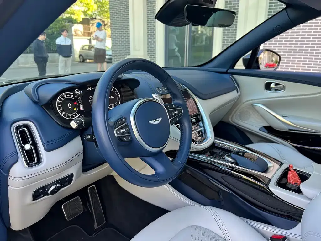 Aston Martin DBX — фото 10