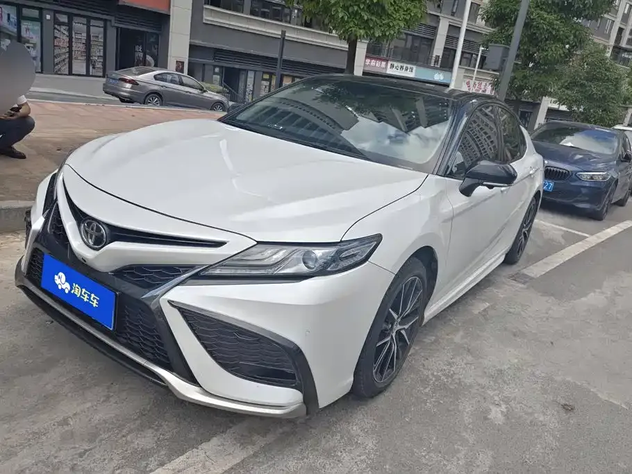 Toyota Camry — фото 1
