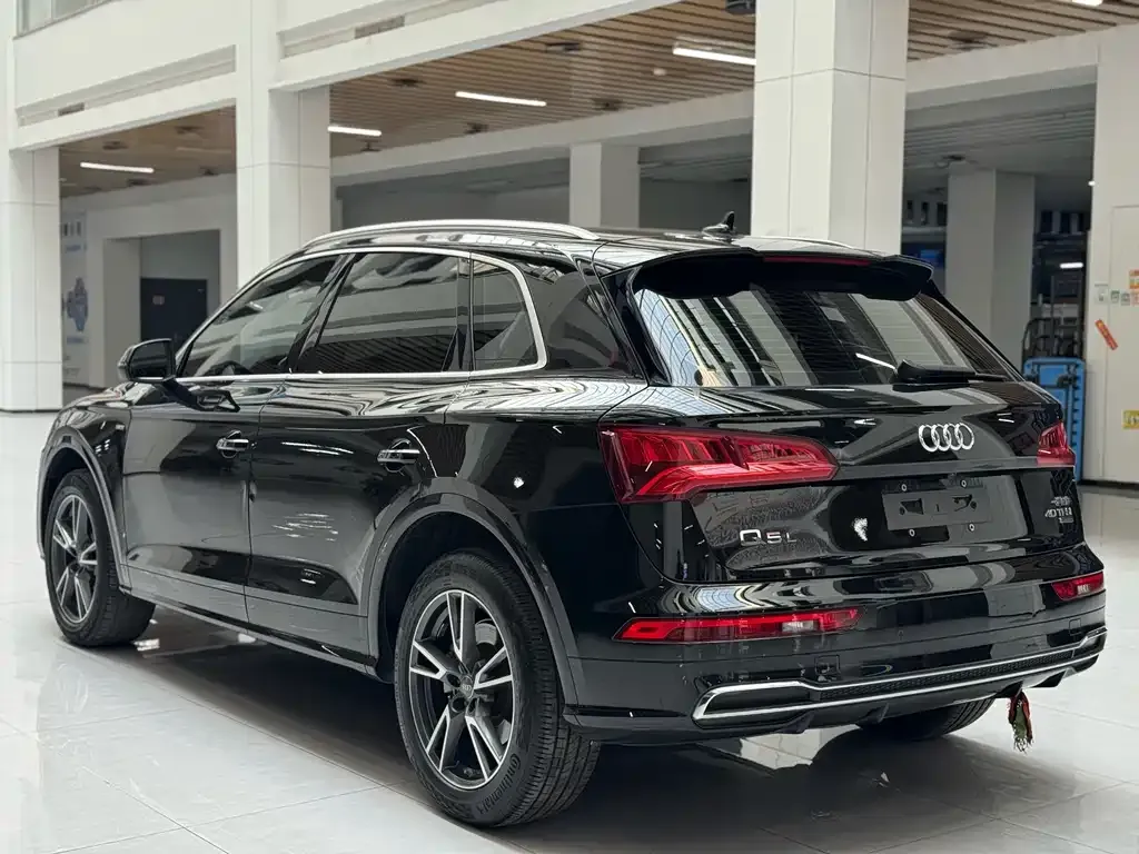 Audi Q5L — фото 8