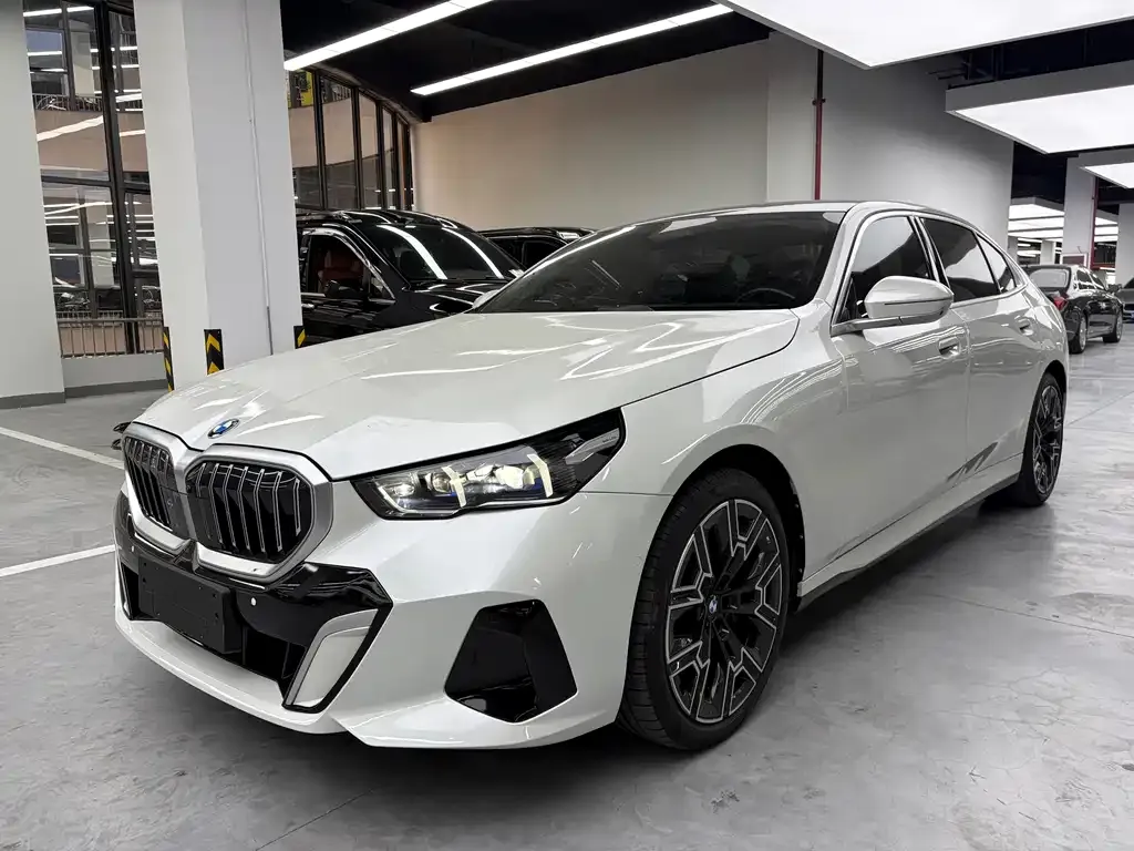 BMW 5 Series — фото 1