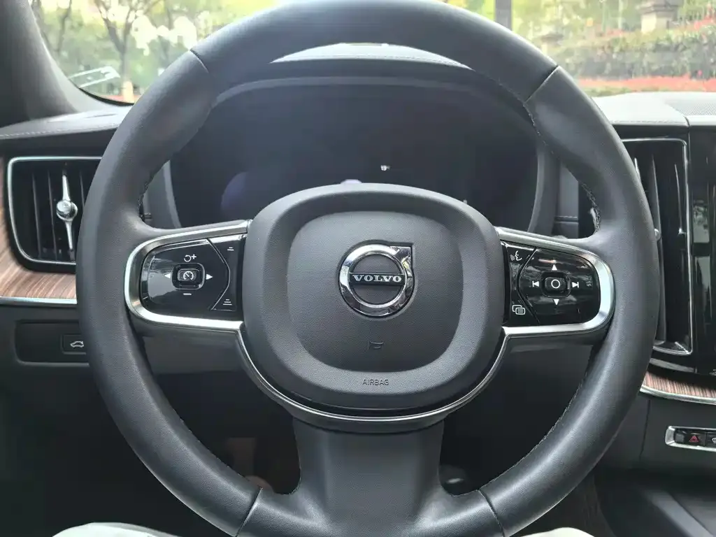 Volvo XC60 — фото 9