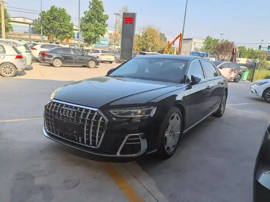 Audi A8 — фото 1