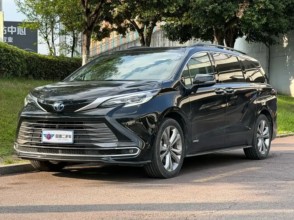 Toyota Sienna — фото 1