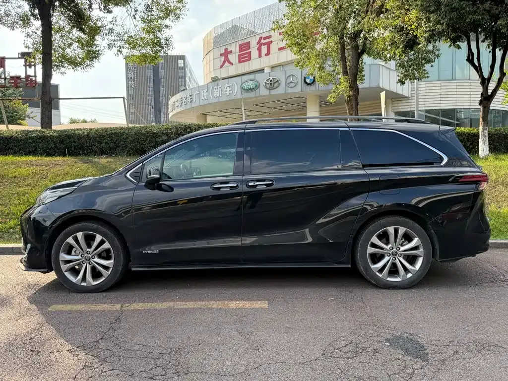 Toyota Sienna — фото 10