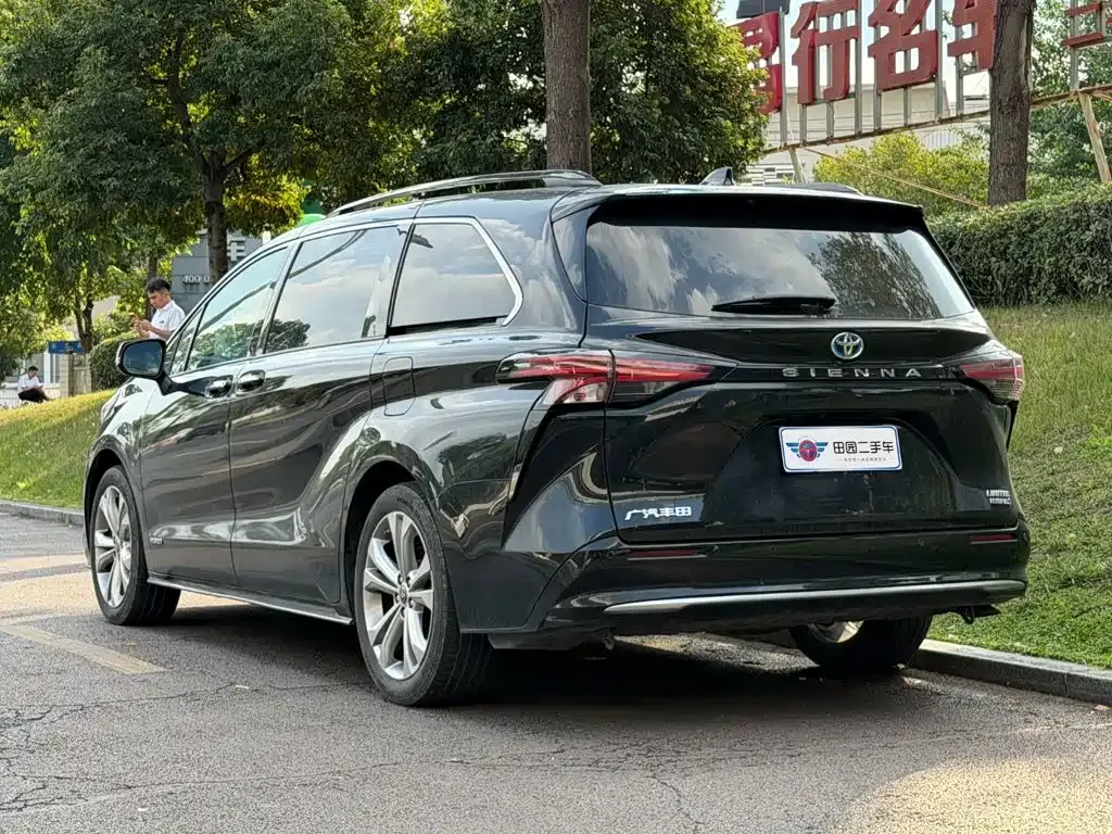 Toyota Sienna — фото 7