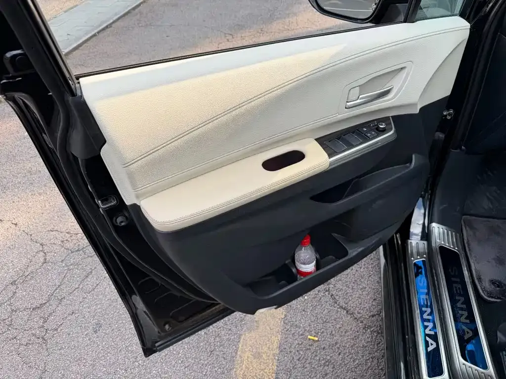Toyota Sienna — фото 4