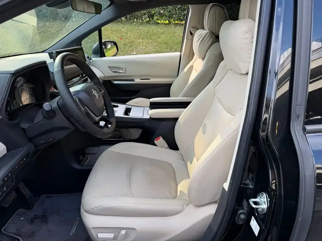 Toyota Sienna — фото 3