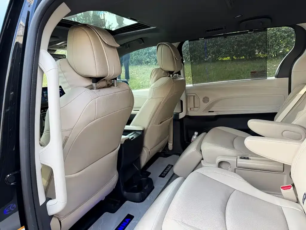 Toyota Sienna — фото 2