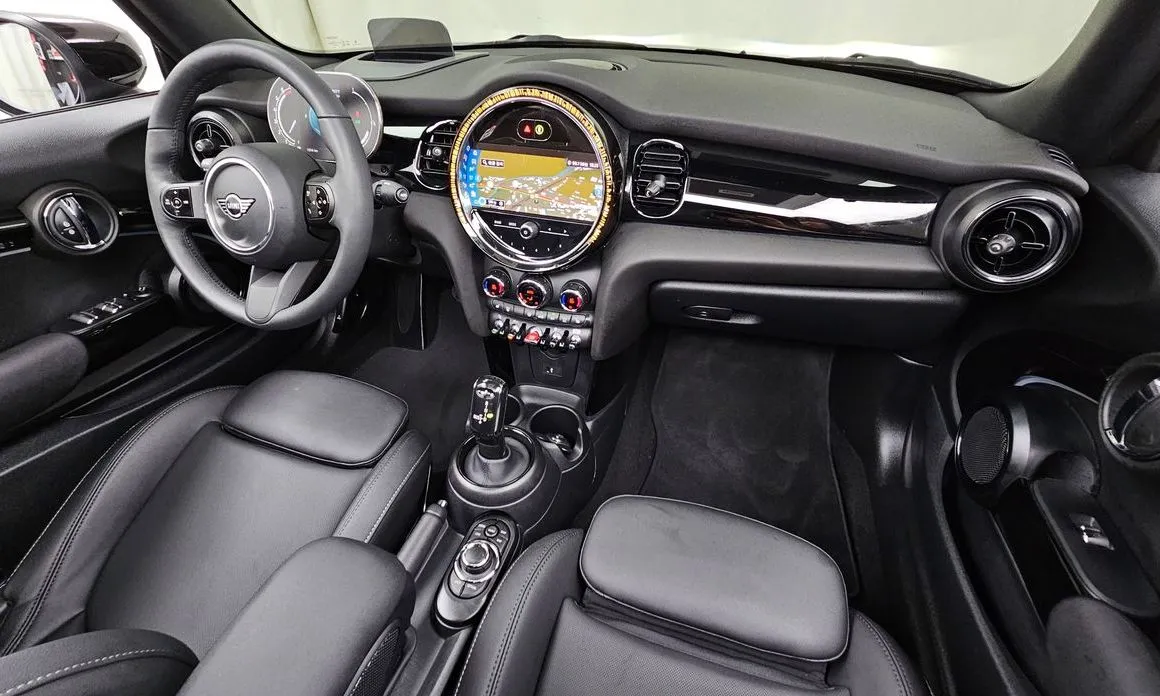 Mini Cooper Convertible 2024 из KR, фото 8