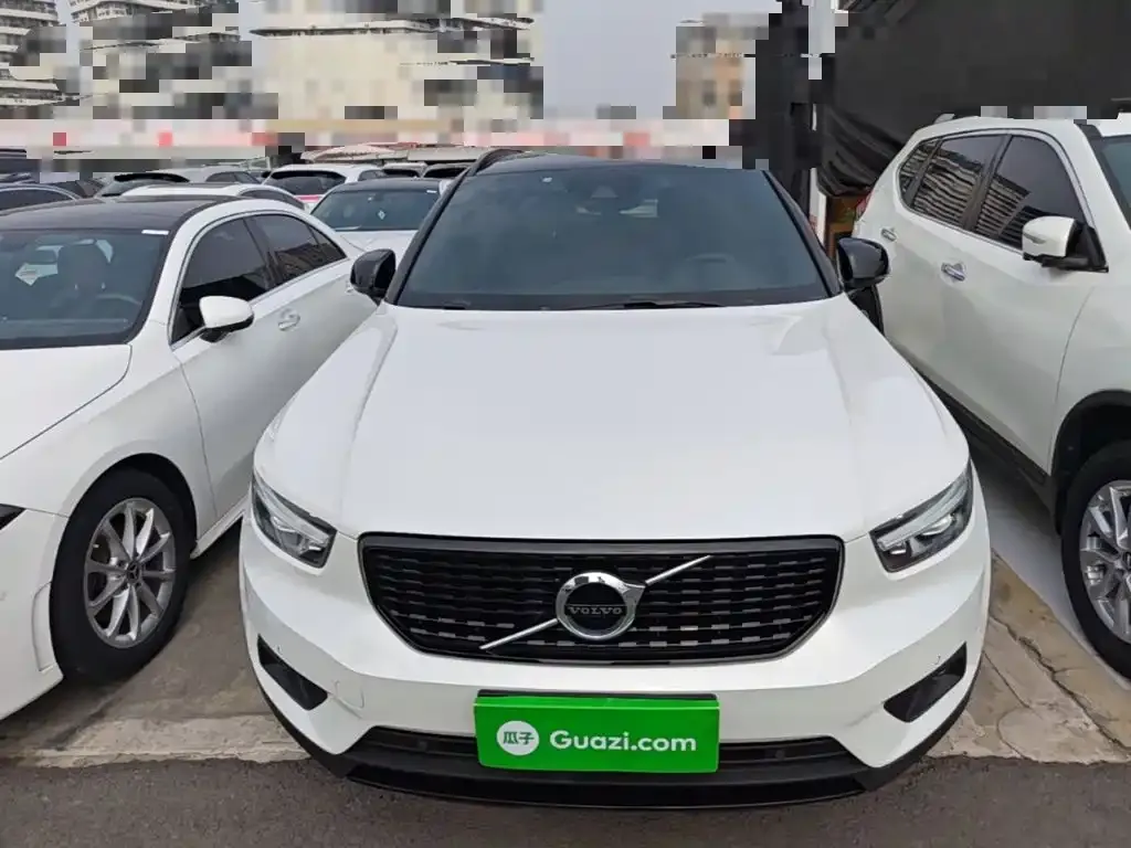 Volvo XC40 — фото 10