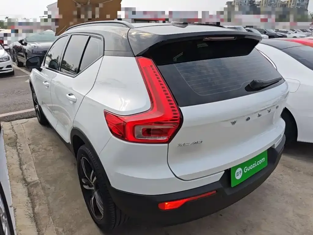 Volvo XC40 — фото 9
