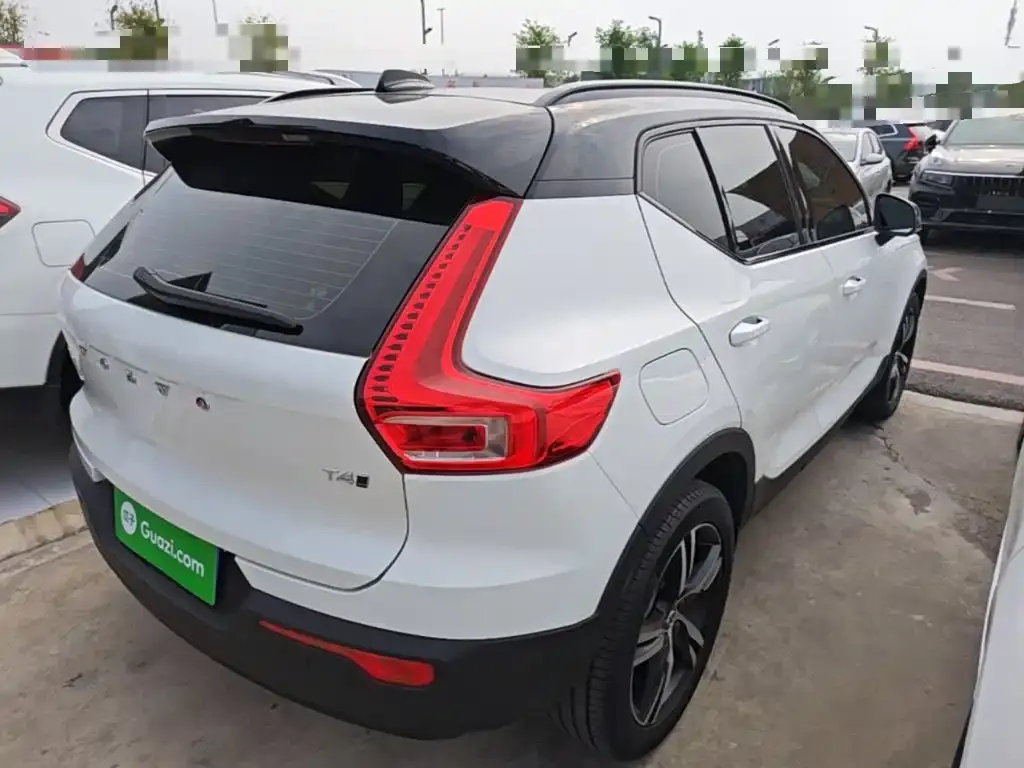Volvo XC40 — фото 4