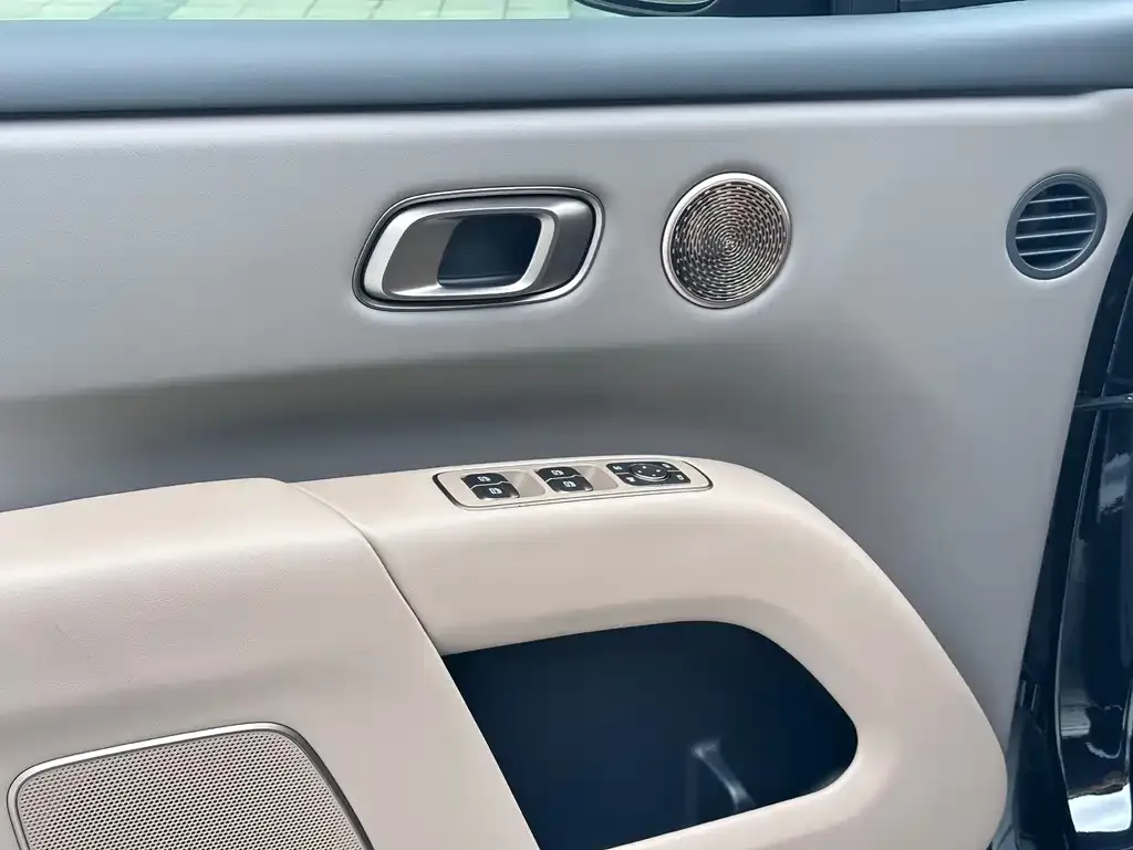 Li Auto i8 — фото 6