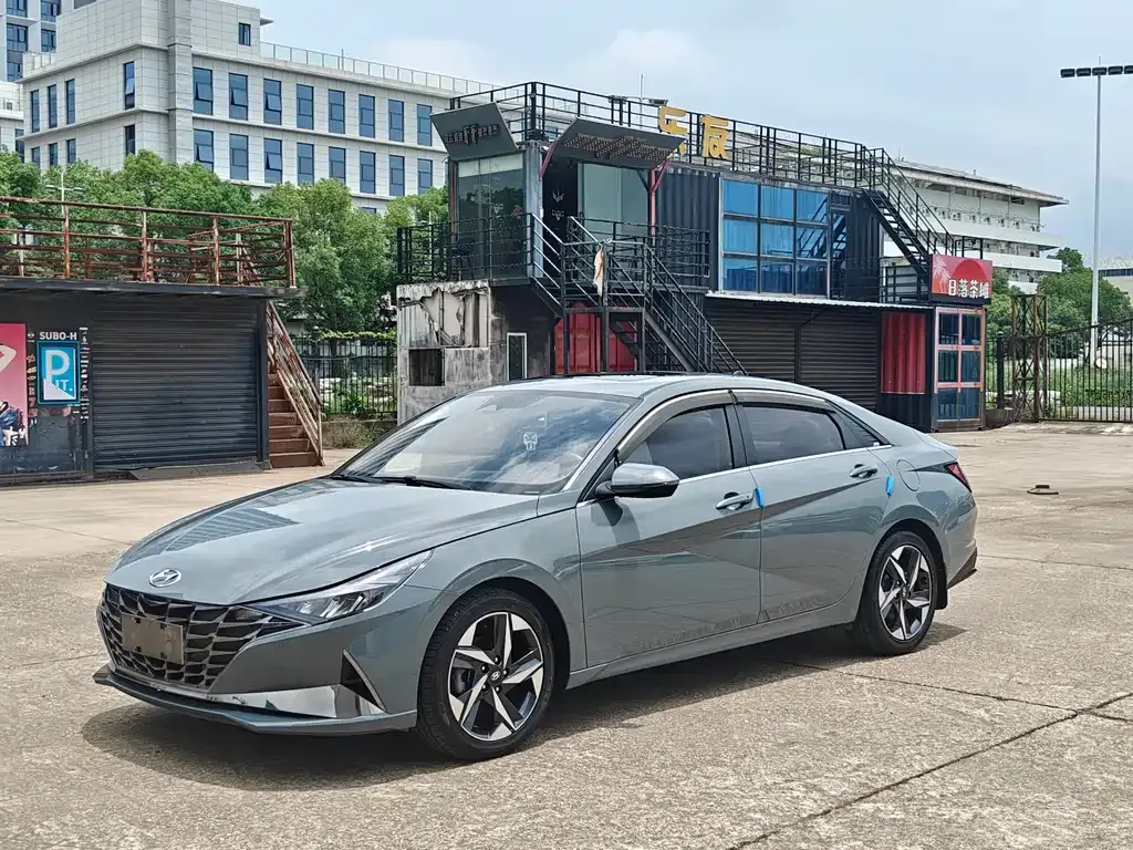 Hyundai Elantra — фото 1