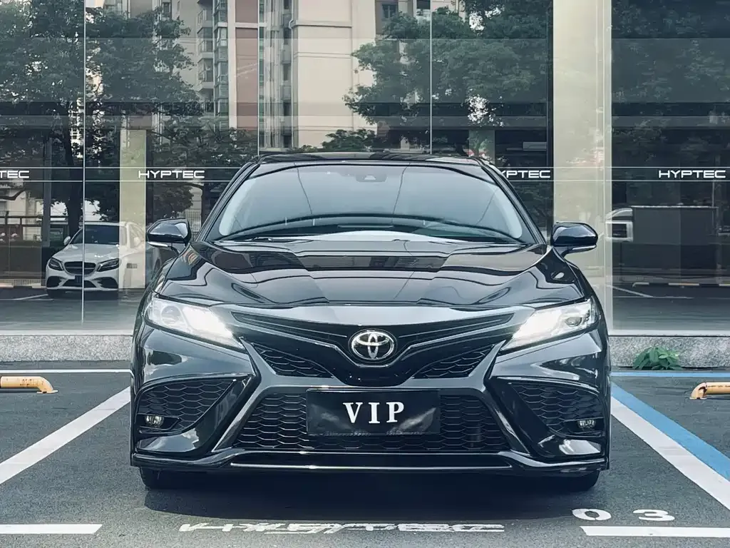 Toyota Camry — фото 1