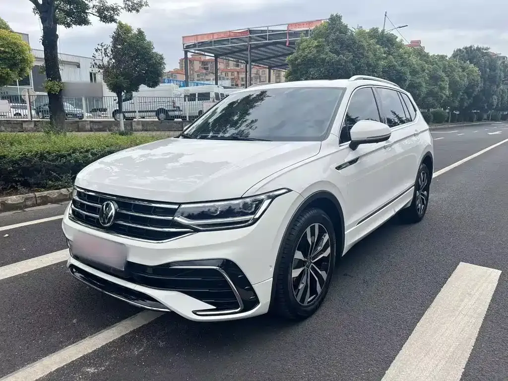 Volkswagen Tiguan L — фото 1