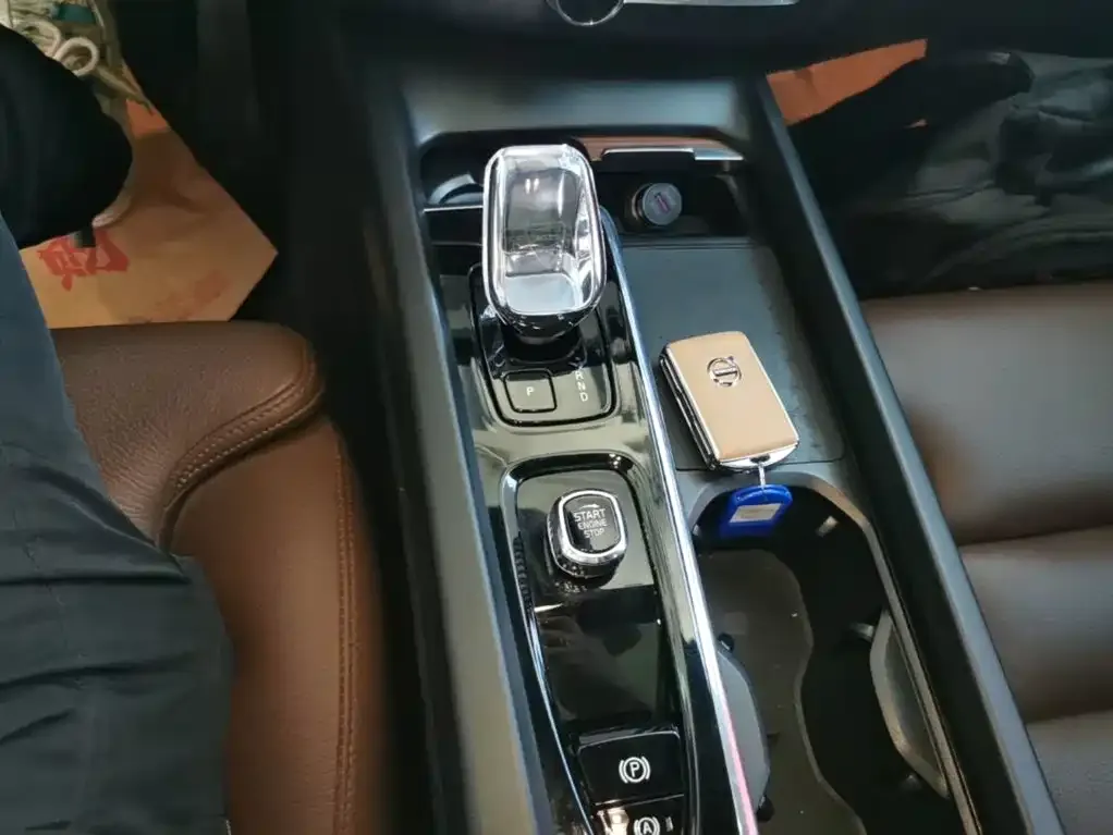 Volvo XC60 PHEV 2023 из CN, фото 3