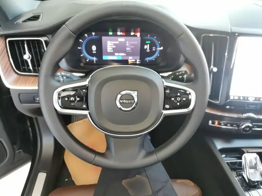 Volvo XC60 PHEV 2023 из CN, фото 6