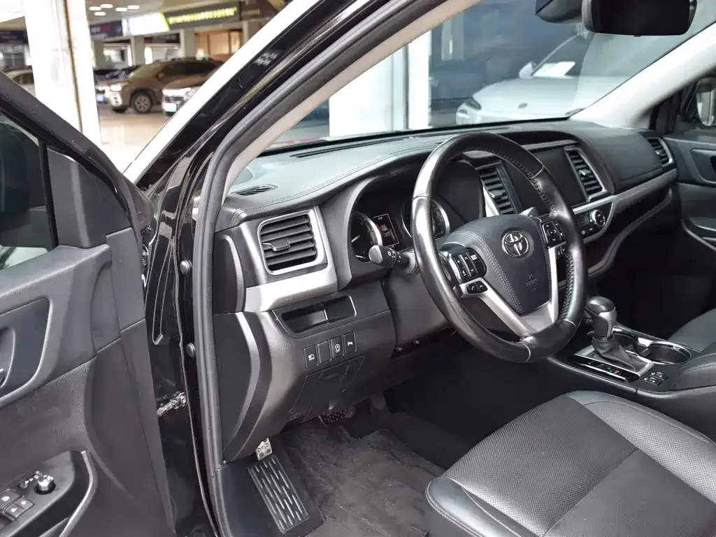 Toyota Highlander — фото 10