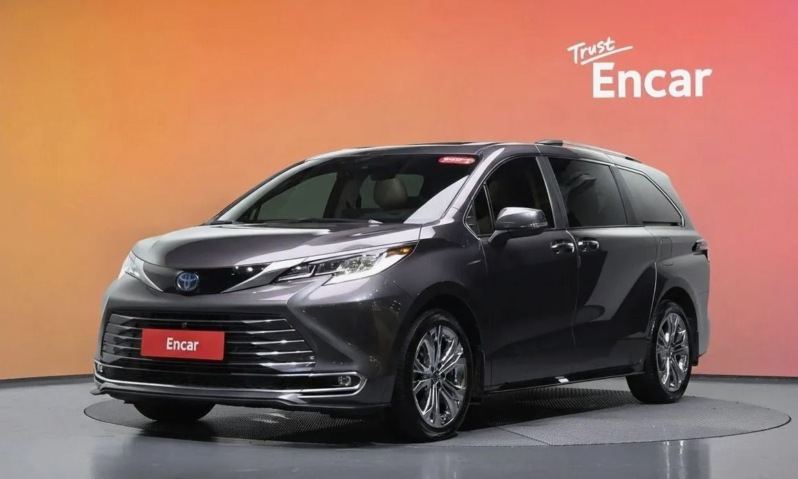 Toyota Sienna — фото 1