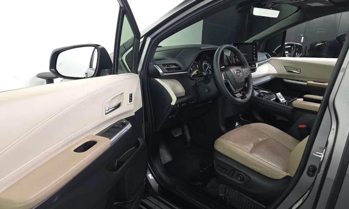 Toyota Sienna — фото 2