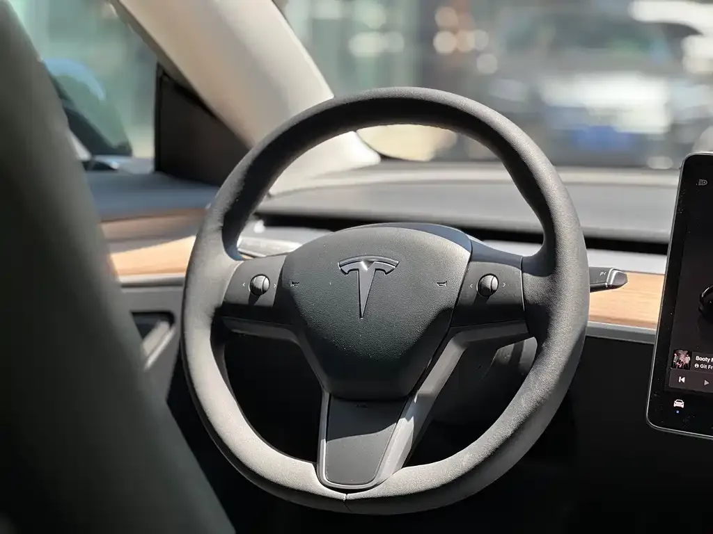 Tesla Model 3 — фото 9